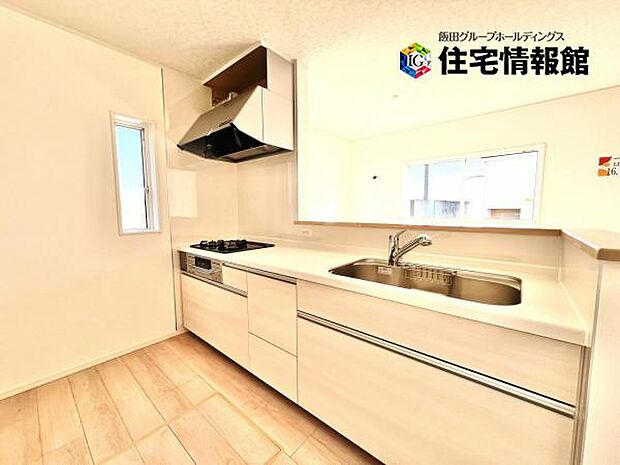 ご家族を見守りながら家事が捗る対面式キッチン。お料理をしながらご家族のサポートも可能です。