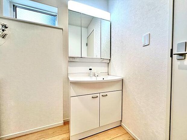 シャワー付き洗面化粧台です。手軽にシャンプーができ、お掃除もしやすいですね。