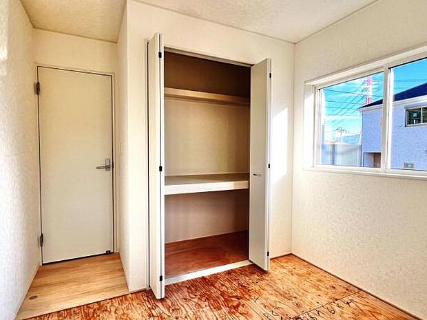 中の物を確認しやすく、取り出しやすい収納スペース。お部屋を広々とお使いいただけます。