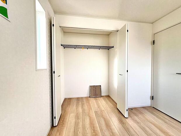 いつでもお部屋をスッキリお使い頂ける収納スペースを設置。