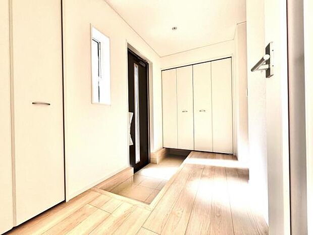 綺麗で明るい玄関でお客様をお迎えいただけます。