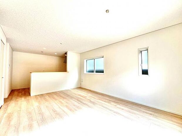 ご家族でゆったり食事が楽しめるダイニングスペースです。