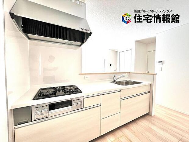 ご家族を見守りながら家事が捗る対面式キッチン。お料理をしながらご家族のサポートも可能です。