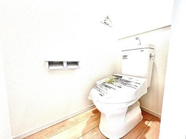 シャワー洗浄機能付のトイレは、清潔感が印象的な空間ですね。