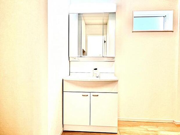 洗面化粧台です。朝の身支度から1日が始まります。
