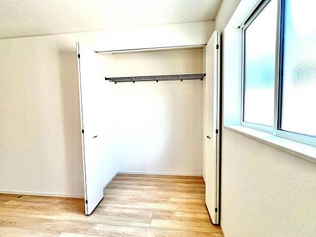 いつでもお部屋をスッキリお使い頂ける収納スペースを設置。