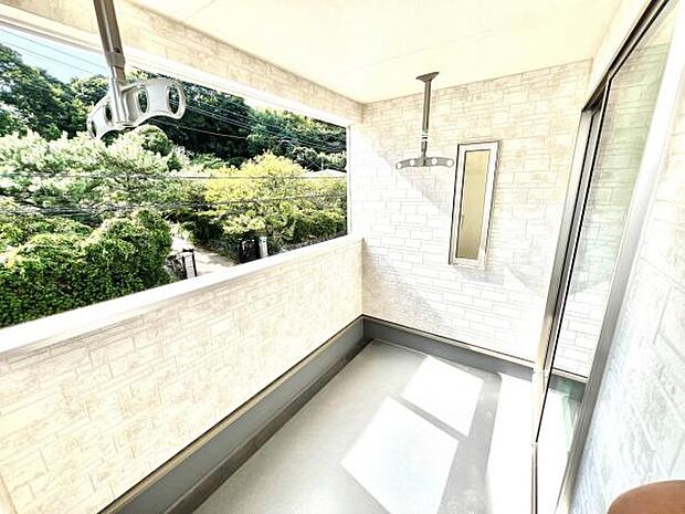 インナーバルコニーです、突然の雨降りでも安心ですね。