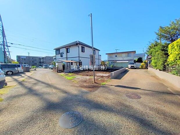 前面道路を含めた現地写真です。