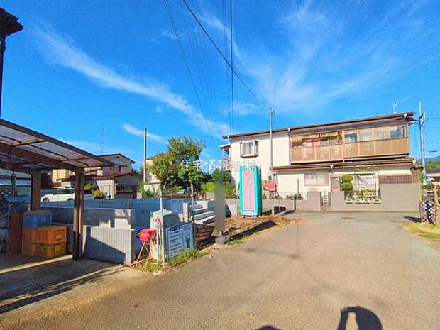 前面道路を含めた現地写真です。