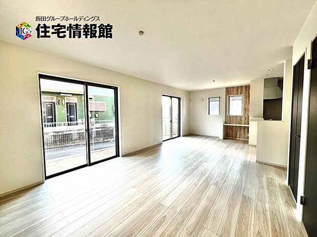 明るい日差しが入る風通しの良いリビングです。20帖のLDKでゆったりくつろげます。