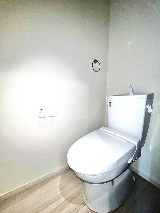 シャワー洗浄機能付のトイレは、清潔感が印象的な空間ですね。