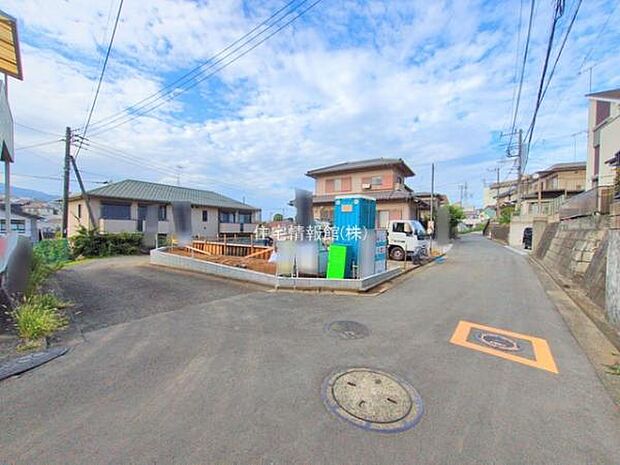 前面道路を含めた現地写真です。