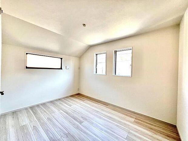 木の温もりが優しいフローリングの収納スペース付き洋室です。