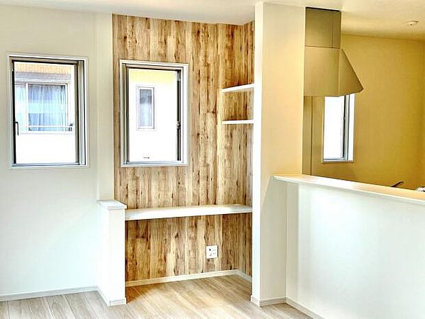 リビングにはスタディカウンターがあります、お子様の勉強やリモートワークにも役立ちそうですね。