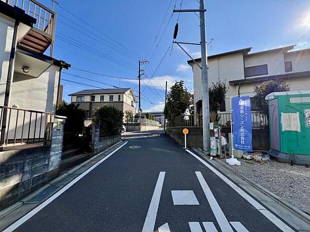 前面道路です。住宅地につき落ち着いた新生活を始められそうです。