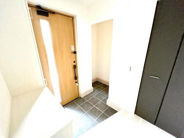 綺麗で明るい玄関でお客様をお迎えいただけます。