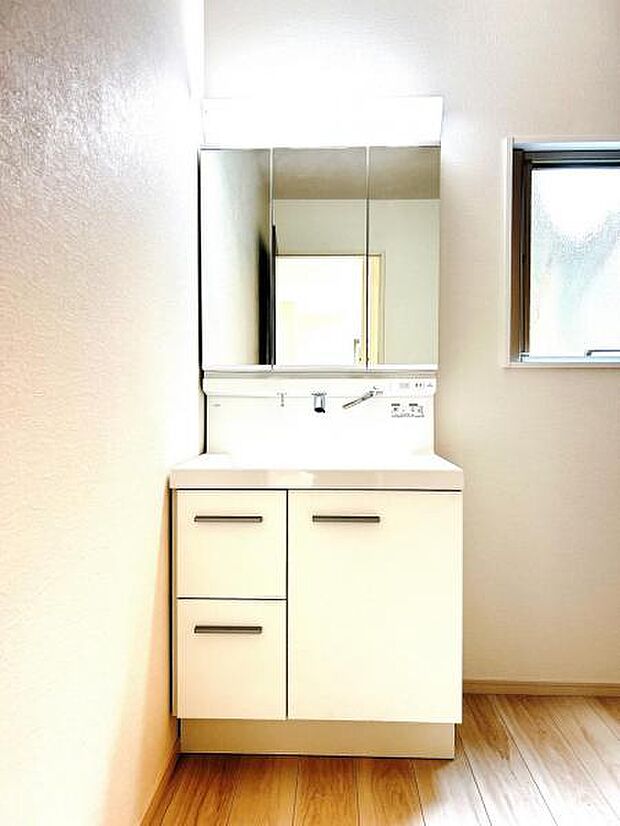 シャワー付き洗面化粧台です。手軽にシャンプーができ、お掃除もしやすいですね。