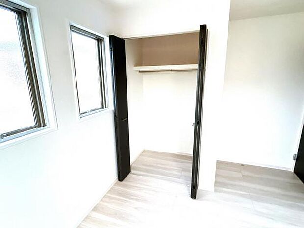 いつでもお部屋をスッキリお使い頂ける収納スペースを設置。