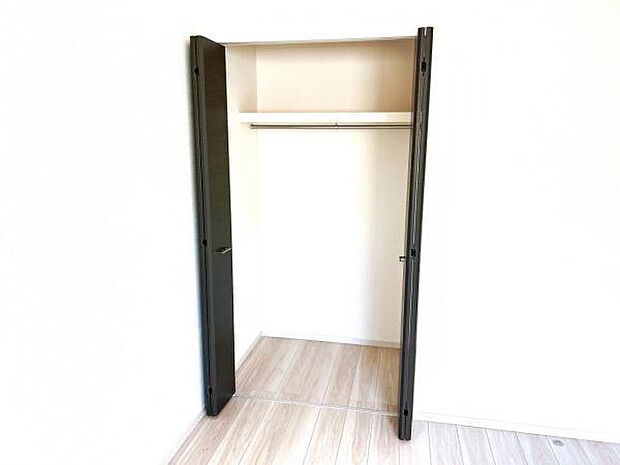 中の物を確認しやすく、取り出しやすい収納スペース。お部屋を広々とお使いいただけます。