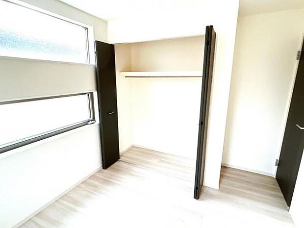いつでもお部屋をスッキリお使い頂ける収納スペースを設置。