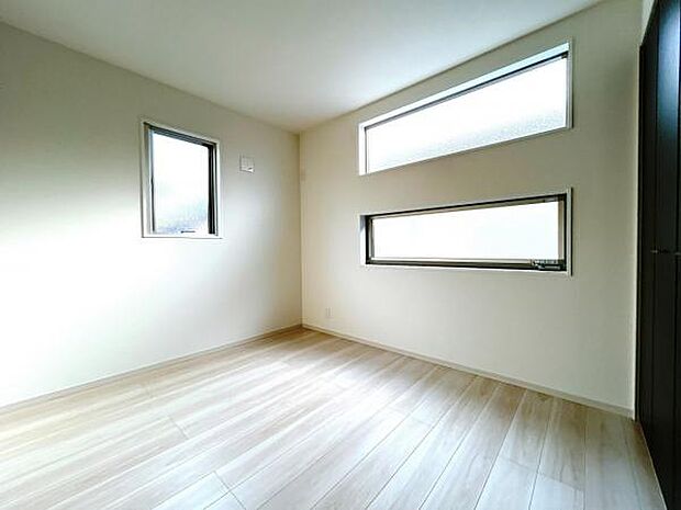 2面採光を確保した室内は、明るく風通しも良く、大変居心地の良い空間となっております。