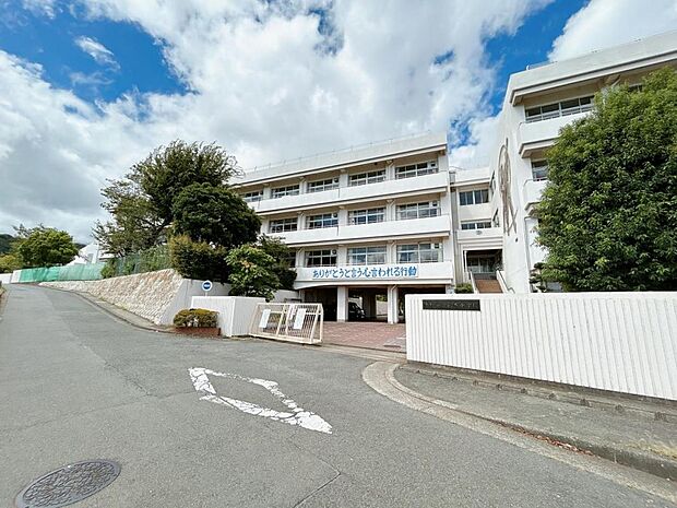 秦野市立鶴巻中学校まで約1600m(徒歩20分)