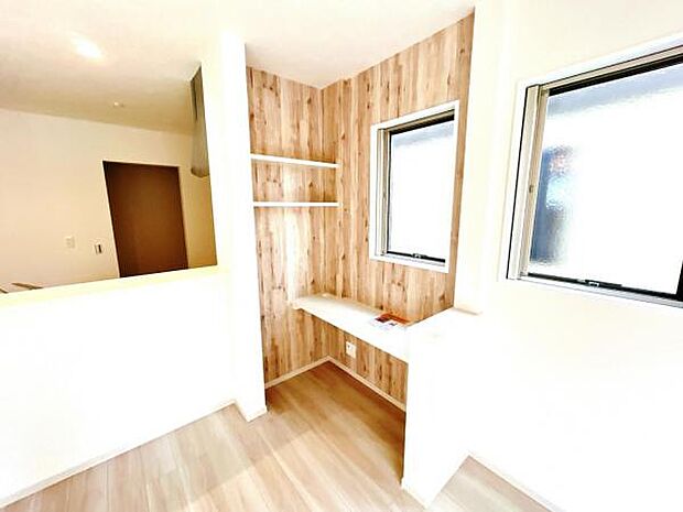 リビングに、スタディーカウンターがあります、子供の勉強やリモートワークなどにも役立ちそうですね。