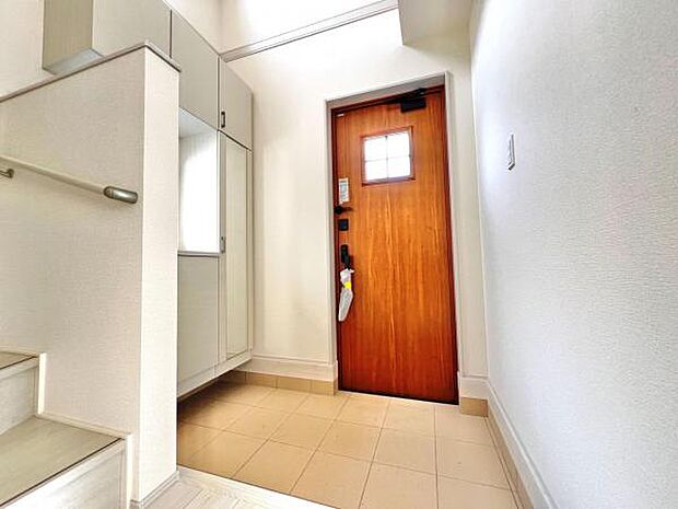 綺麗で明るい玄関でお客様をお迎えいただけます。