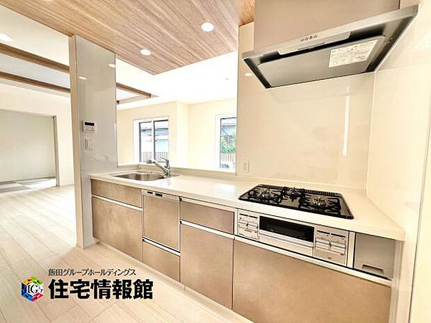 ご家族を見守りながら家事が捗る対面式キッチン。お料理をしながらご家族のサポートも可能です。