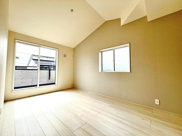 約7.5帖の主寝室スペースです。勾配天井が奥行き・開放感を演出してます。