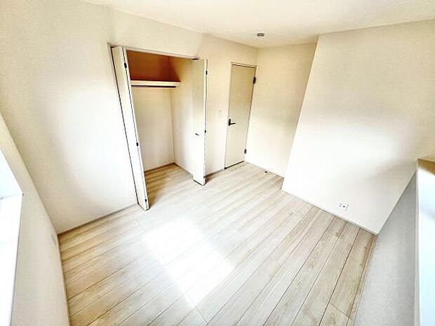 いつでもお部屋をスッキリお使い頂ける収納スペースを設置。