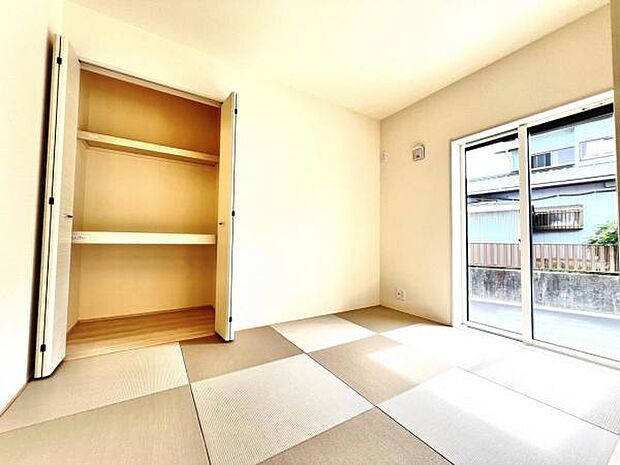 中の物を確認しやすく、取り出しやすい収納スペース。お部屋を広々とお使いいただけます。