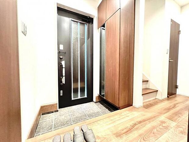 綺麗で明るい玄関でお客様をお迎えいただけます。