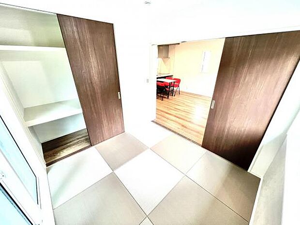 中の物を確認しやすく、取り出しやすい収納スペース。お部屋を広々とお使いいただけます。