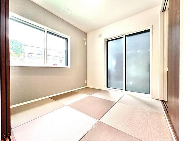 リビングと続き間の和室です。客間、晩酌、家族団らんなど色々使えますね。