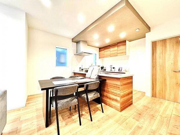 ご家族でゆったり食事が楽しめるダイニングスペースです。