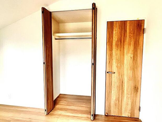 いつでもお部屋をスッキリお使い頂ける収納スペースを設置。