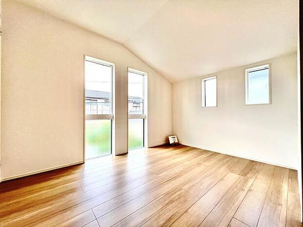 洋室は、風通しが良く明るく快適な空間です。ゆったりと読書など、趣味にも没頭できプライベート時間もお寛ぎ頂けそうです。