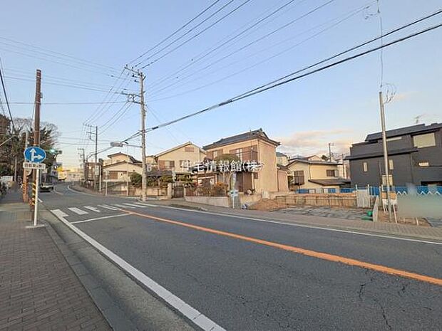 前面道路を含めた現地写真です。