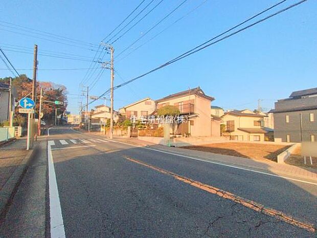 前面道路を含めた現地写真です。