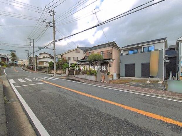 前面道路を含めた現地写真です。