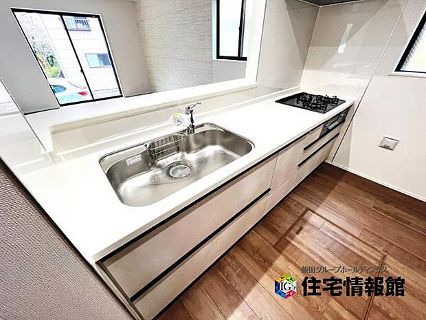 ご家族を見守りながら家事が捗る対面式キッチン。お料理をしながらご家族のサポートも可能です。