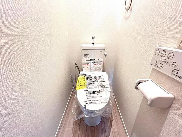 シャワー洗浄機能付のトイレは、清潔感が印象的な空間ですね。