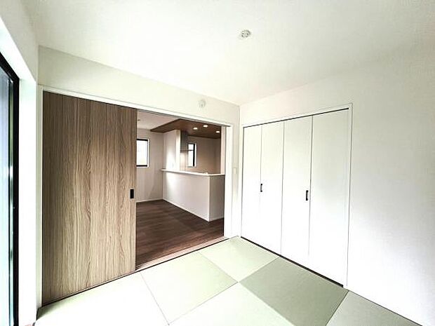 中の物を確認しやすく、取り出しやすい収納スペース。お部屋を広々とお使いいただけます。