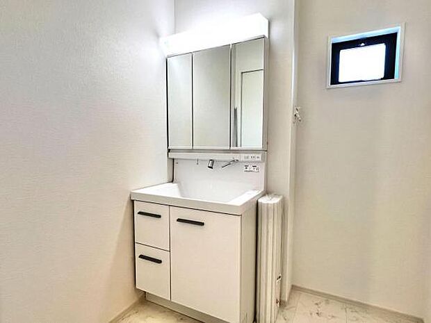 シャワー付き洗面化粧台です。手軽にシャンプーができ、お掃除もしやすいですね。
