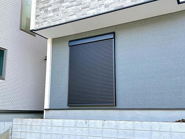 雨戸シャッター付きで、防災・防犯に心強いですね。