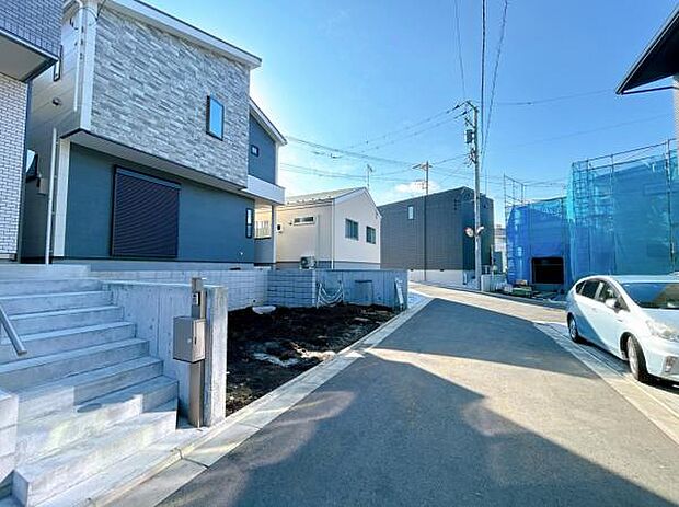 前面道路を含めた現地写真です。ぜひ周辺環境も併せてご覧ください。