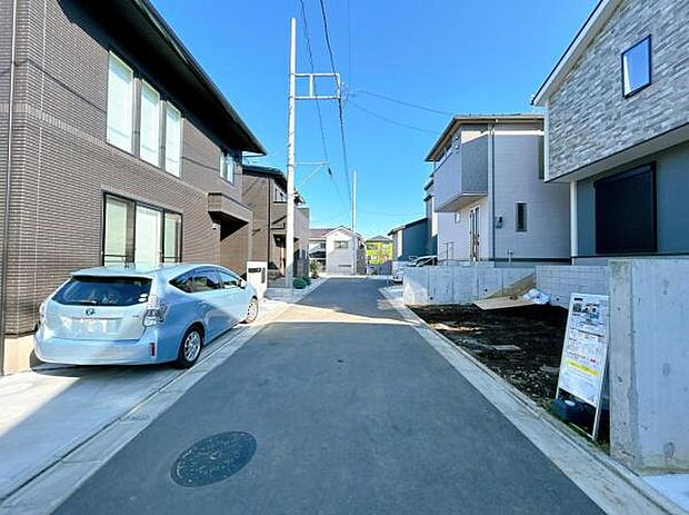 前面道路を含めた現地写真です。