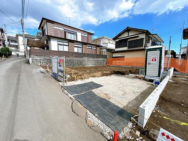前面道路です。住宅地につき落ち着いた新生活を始められそうです。