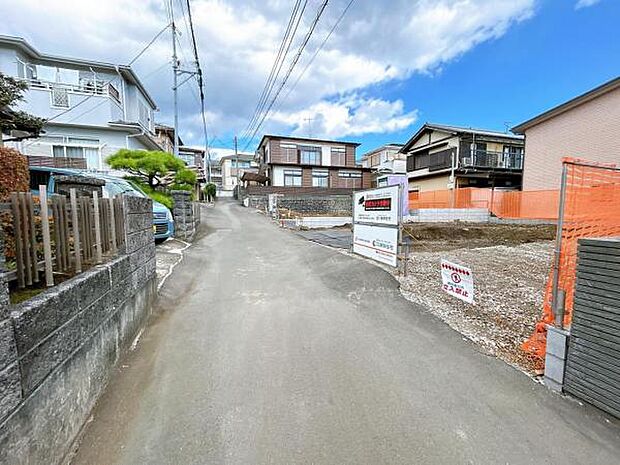 前面道路です。住宅地につき落ち着いた新生活を始められそうです。